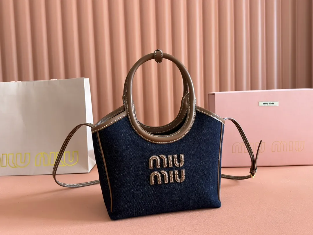 p1360. 💋💋💋【Full set of packaging at the counter】Miu's new product Isetan limited edition tote bag, promoted by the official website, absolutely popular this year🔥 style, top imported calfskin, the leather surface is delicate, smooth and soft, the superior leather texture is high-end, the bag body is soft but not collapsed, small size The design is more refined, and the temperament is casual and lazy. It will turn heads every day when you carry it on the street. It has hand-stitched leather logo, brand new linen lining, two zippered pockets, long adjustable leather shoulder strap, model 5BA288, size 22X 14X11Cm.