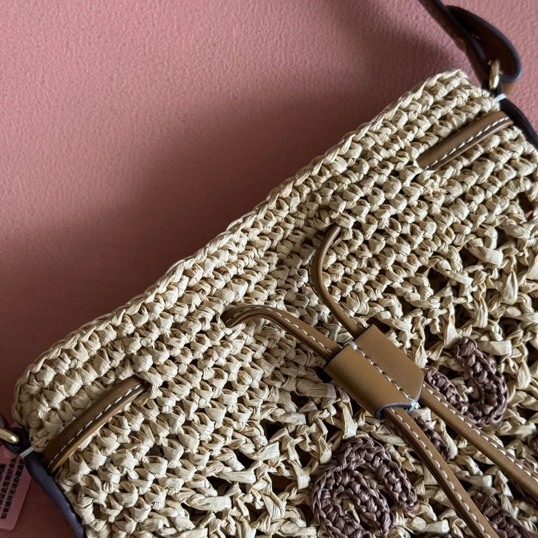 p1120💋💋💋【Full set of packaging at the counter】5ND016 new lucky bag woven bag, custom-made raffia imported from Japan, non-common PP grass on the market, the material is the same, the overall bag is small and exquisite, with leather shoulder strap for better practicality, it can be carried in the hand or under the armpit when going out in summer, size: 20 X 23 cm