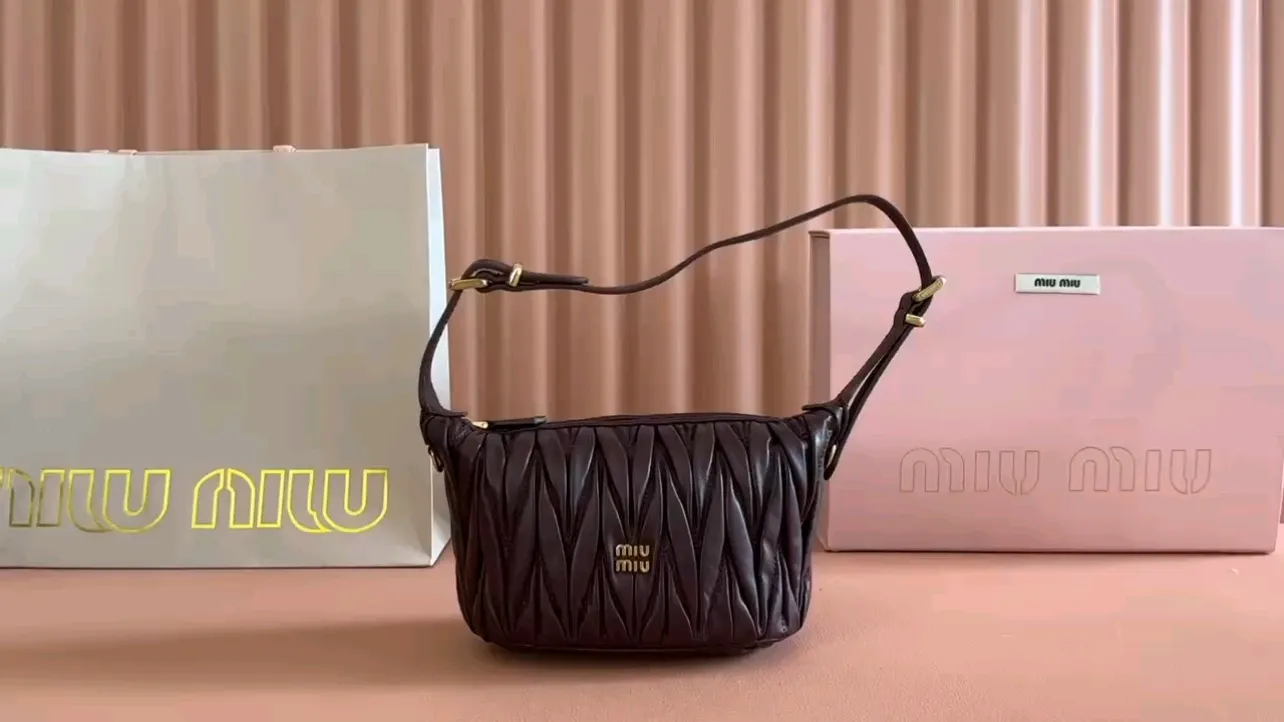 💋💋💋【Full set of packaging at the counter】Matelassé Nappa sheep leather pouch 5NE026_