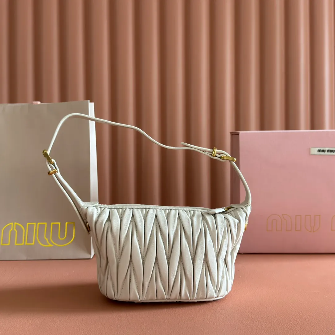 p1400💋💋💋【Configure full counter package】Matelassé Nappa lambskin pouch 5NE026_Miu Miu style symbol - the Matelassé pattern takes on a new look in this clutch bag, practical and functional design, suitable for hand-holding, with precious finishes and metal logo. ●With handle ●Zipper closure·Lined·Metal lettering logo Width: 15cm, Height: 8.5cm, Length: 8cm