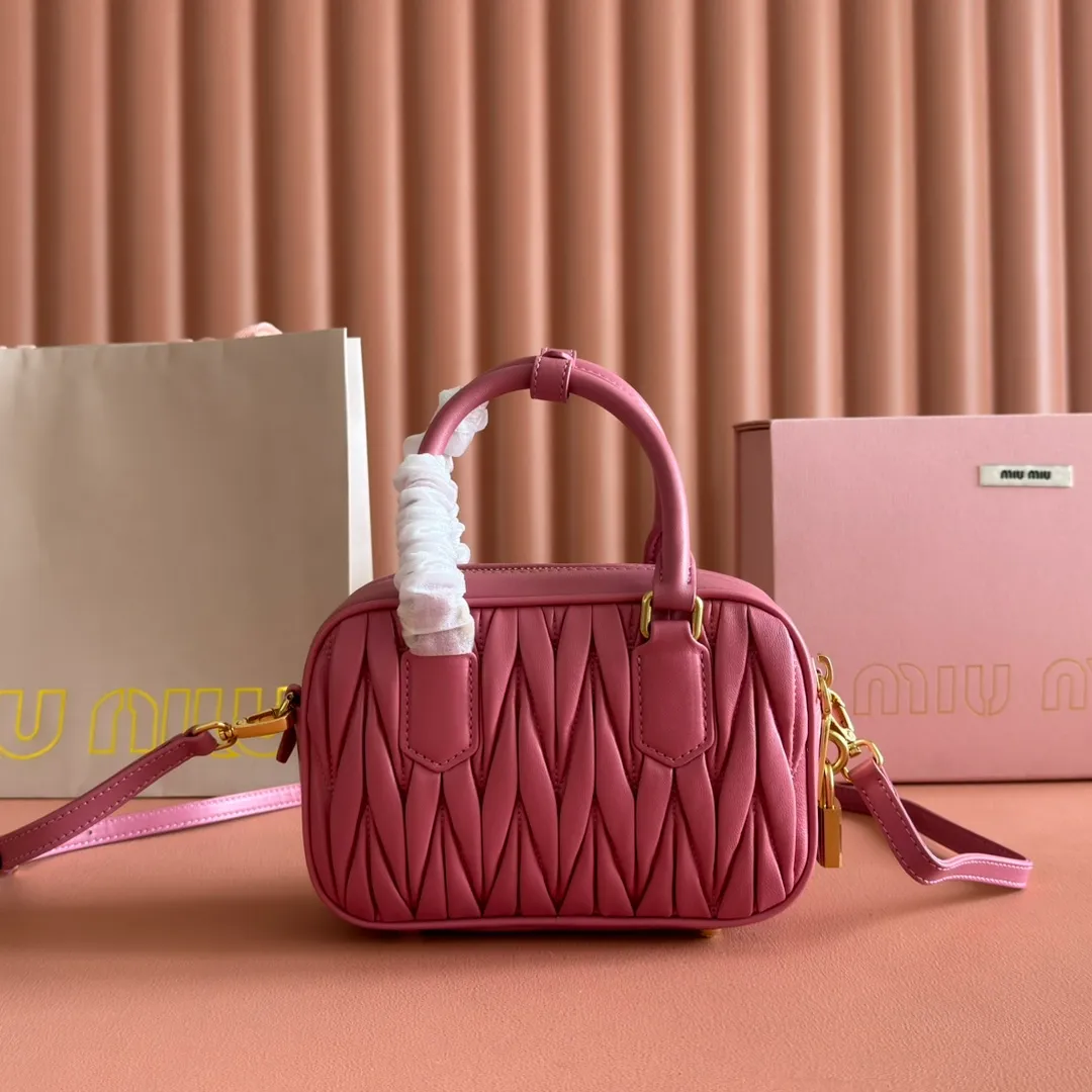 p1800💋💋💋 [Equipped with full set of counter packaging and premium hardware original leather] Arcadie Matelasse sheepskin small (19cm) bowling handbag/crossbody bag ~ Heather sheepskin This handbag uses Matelasse technology, and the three-dimensional texture and exquisite texture bring a new interpretation to the classic silhouette. The front letter logo cleverly echoes the metal hardware, and the exquisite workmanship is outstanding, highlighting a highly recognizable classic style. Dynamic and elegant lines with adjustable and detachable shoulder straps present a practical and versatile design with modern charm. ～Detachable and adjustable shoulder strap ～Zipper closure ～Lined with 2 patch pockets ～With foot studs Size: W19×H13×D6cm No.: 5BB123