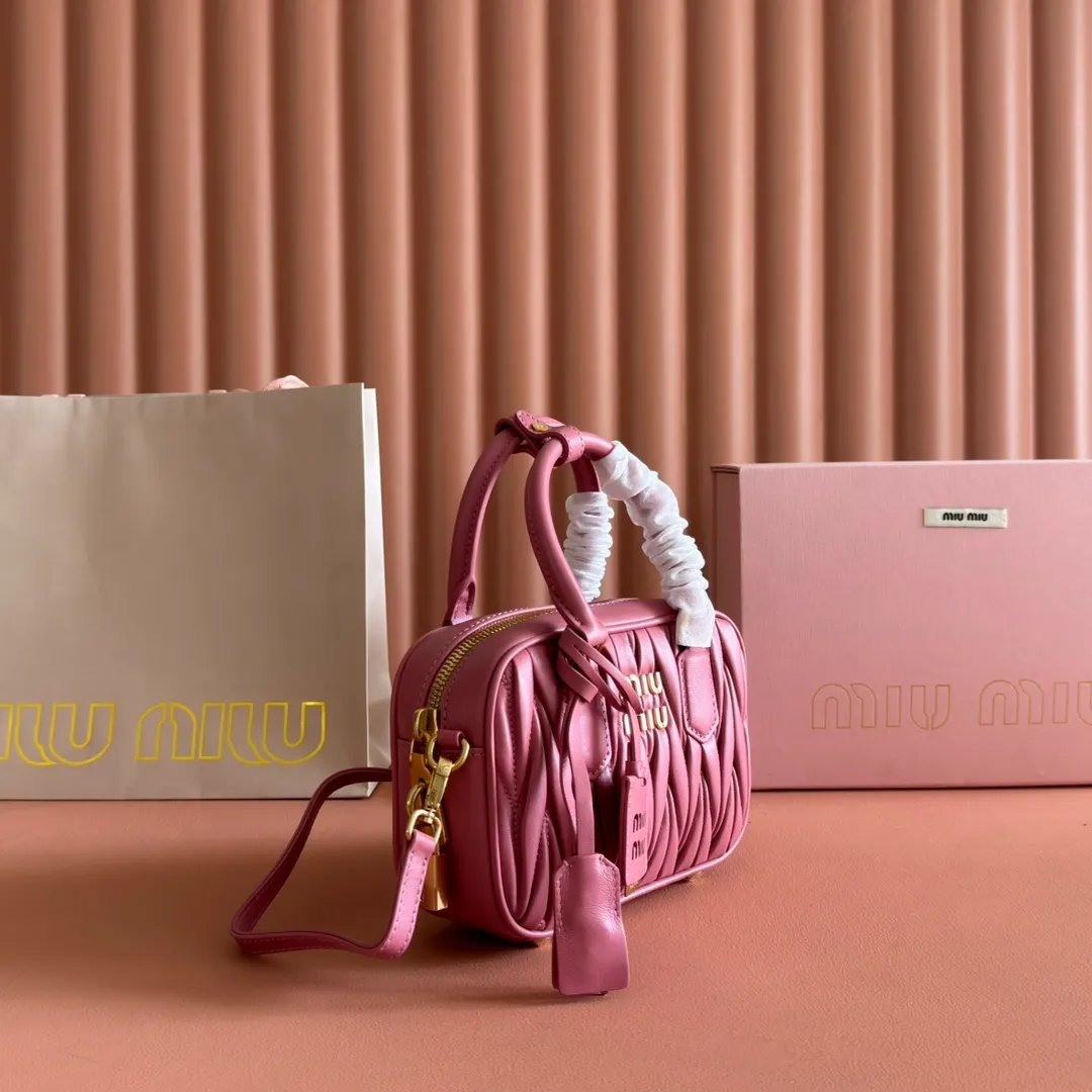 p1800💋💋💋 [Equipped with full set of counter packaging and premium hardware original leather] Arcadie Matelasse sheepskin small (19cm) bowling handbag/crossbody bag ~ Heather sheepskin This handbag uses Matelasse technology, and the three-dimensional texture and exquisite texture bring a new interpretation to the classic silhouette. The front letter logo cleverly echoes the metal hardware, and the exquisite workmanship is outstanding, highlighting a highly recognizable classic style. Dynamic and elegant lines with adjustable and detachable shoulder straps present a practical and versatile design with modern charm. ～Detachable and adjustable shoulder strap ～Zipper closure ～Lined with 2 patch pockets ～With foot studs Size: W19×H13×D6cm No.: 5BB123