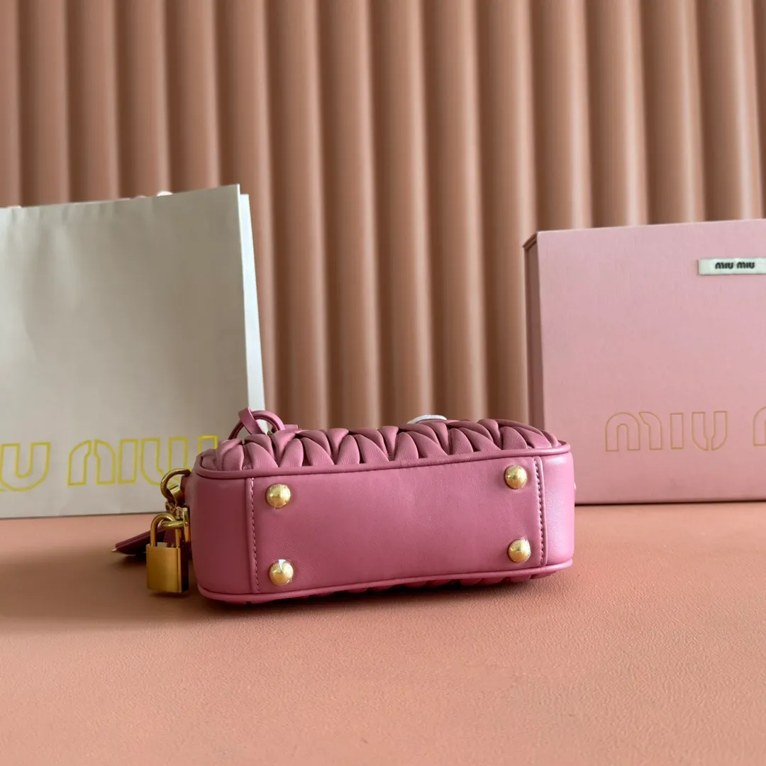 p1800💋💋💋 [Equipped with full set of counter packaging and premium hardware original leather] Arcadie Matelasse sheepskin small (19cm) bowling handbag/crossbody bag ~ Heather sheepskin This handbag uses Matelasse technology, and the three-dimensional texture and exquisite texture bring a new interpretation to the classic silhouette. The front letter logo cleverly echoes the metal hardware, and the exquisite workmanship is outstanding, highlighting a highly recognizable classic style. Dynamic and elegant lines with adjustable and detachable shoulder straps present a practical and versatile design with modern charm. ～Detachable and adjustable shoulder strap ～Zipper closure ～Lined with 2 patch pockets ～With foot studs Size: W19×H13×D6cm No.: 5BB123