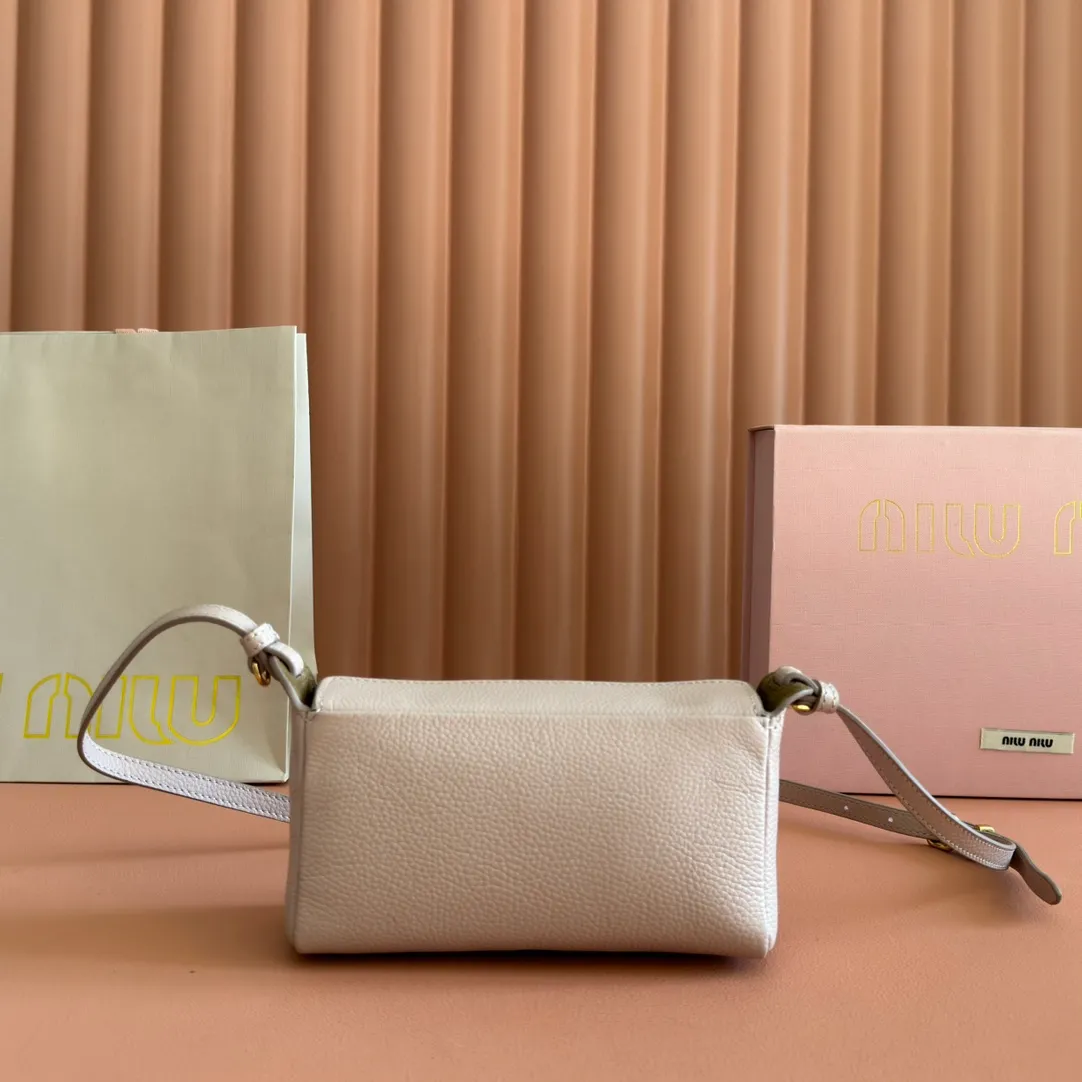 p1300💋💋💋[Original leather configuration counter complete package] 5BE097 Miu Japanese pop-up new crossbody bag, top imported cowhide, high-end leather texture, elegant and retro, soft but not collapsed, casual and lazy temperament, sweet and cool style, hand-sewn leather logo, details are online, suitable for commuting and shopping, practicality MAX, size: 18 X 10X 7cm