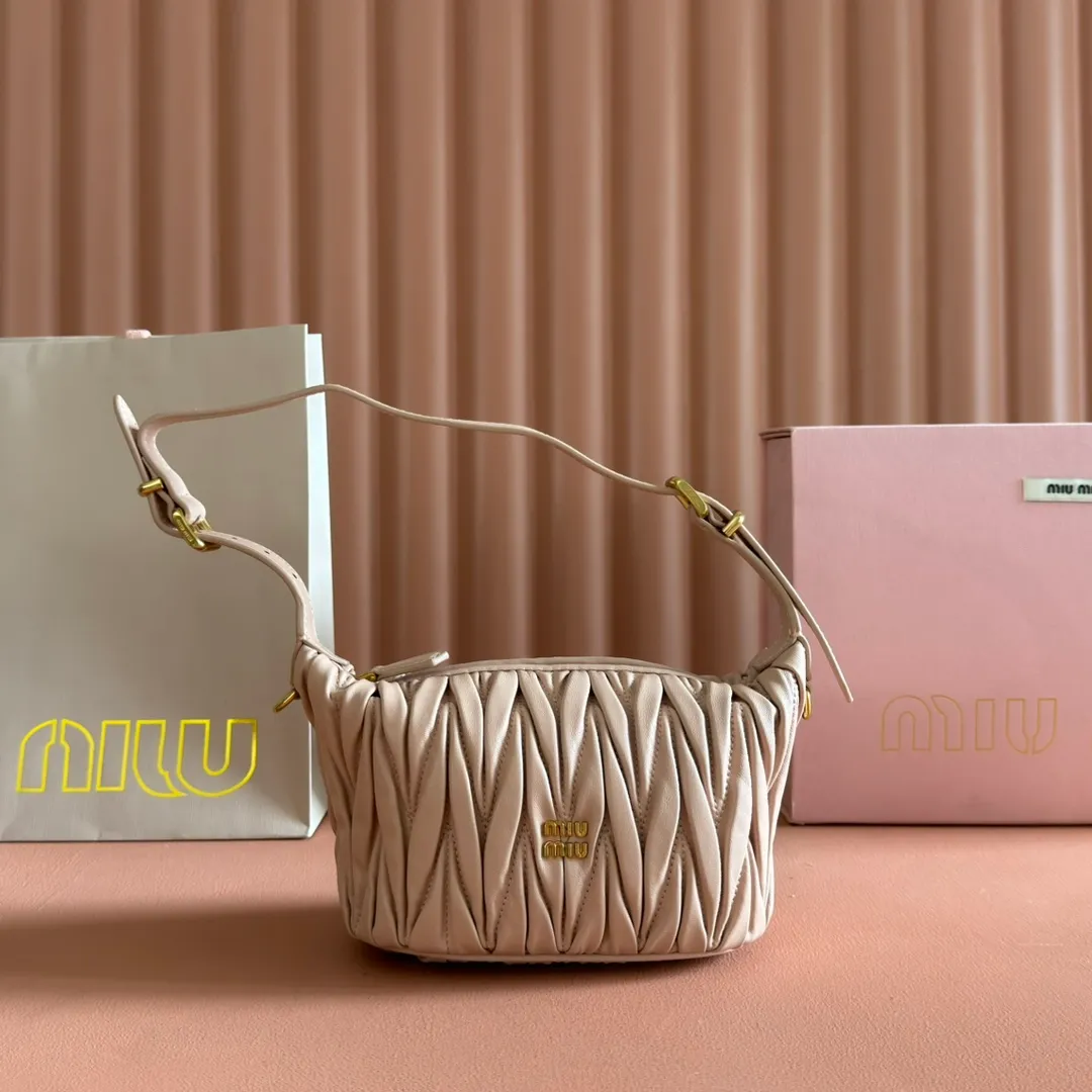 p1400💋💋💋【Configure full counter package】Matelassé Nappa lambskin pouch 5NE026_Miu Miu style symbol - the Matelassé pattern takes on a new look in this clutch bag, practical and functional design, suitable for hand-holding, with precious finishes and metal logo. ●With handle ●Zipper closure·Lined·Metal lettering logo Width: 15cm, Height: 8.5cm, Length: 8cm