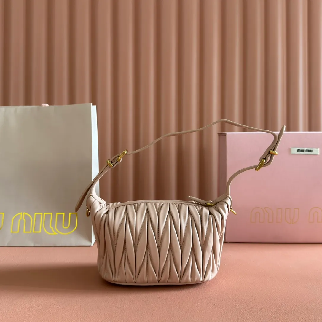 p1400💋💋💋【Configure full counter package】Matelassé Nappa lambskin pouch 5NE026_Miu Miu style symbol - the Matelassé pattern takes on a new look in this clutch bag, practical and functional design, suitable for hand-holding, with precious finishes and metal logo. ●With handle ●Zipper closure·Lined·Metal lettering logo Width: 15cm, Height: 8.5cm, Length: 8cm