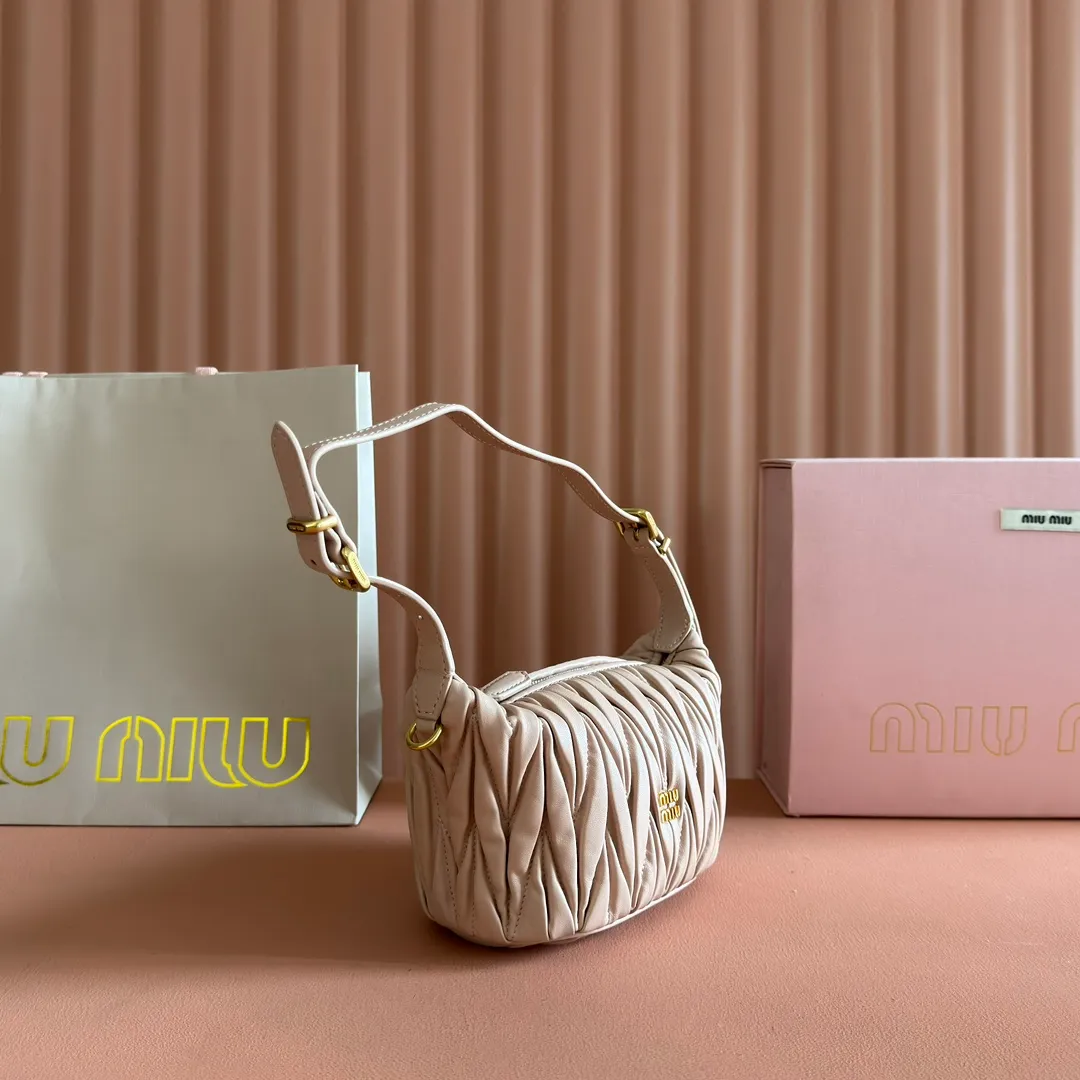 p1400💋💋💋【Configure full counter package】Matelassé Nappa lambskin pouch 5NE026_Miu Miu style symbol - the Matelassé pattern takes on a new look in this clutch bag, practical and functional design, suitable for hand-holding, with precious finishes and metal logo. ●With handle ●Zipper closure·Lined·Metal lettering logo Width: 15cm, Height: 8.5cm, Length: 8cm