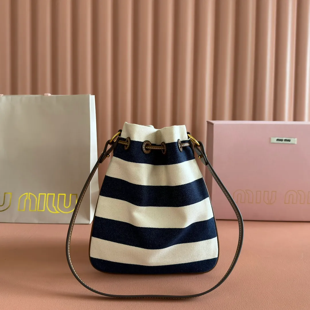 p960💋💋💋 [Configured with full set of counter packaging] 5ND016 new lucky bag striped bag, custom-made raffia imported from Japan, non-common PP grass on the market, the material is the same, the overall bag is small and exquisite, with a leather shoulder strap for better practicality, it can be carried in the hand or under the armpit when going out in summer, size: 20 X 23 cm