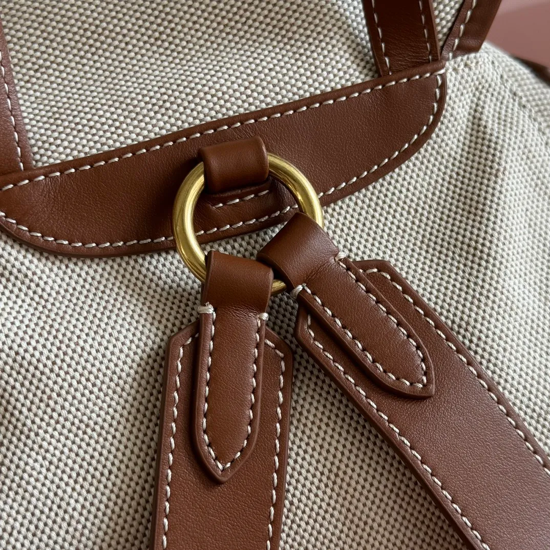 p1660. 💋💋💋【Configured with full package at counter】MIU Home new product college style backpack, the perfect combination of canvas and imported calfskin, thick wear-resistant linen blend lining, adopts a casual design style, fashionable, simple and advanced, combined with exquisite handcrafts, adding multiple pockets for storage, the shoulder strap and hand bag can be freely converted, which is a great convenience Improved practicality, it is simply a tool for dressing. It can be worn with jeans, shirts or various casual sportswear. It is a very good item to wear, especially the capacity is large enough and it is light and easy to use. I highly recommend it. Model: 5bz042, size 29.5x25x12.5cm