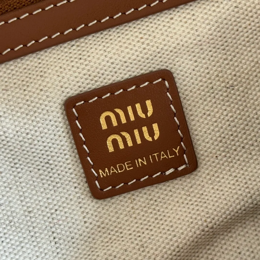 p1660. 💋💋💋【Configured with full package at counter】MIU Home new product college style backpack, the perfect combination of canvas and imported calfskin, thick wear-resistant linen blend lining, adopts a casual design style, fashionable, simple and advanced, combined with exquisite handcrafts, adding multiple pockets for storage, the shoulder strap and hand bag can be freely converted, which is a great convenience Improved practicality, it is simply a tool for dressing. It can be worn with jeans, shirts or various casual sportswear. It is a very good item to wear, especially the capacity is large enough and it is light and easy to use. I highly recommend it. Model: 5bz042, size 29.5x25x12.5cm