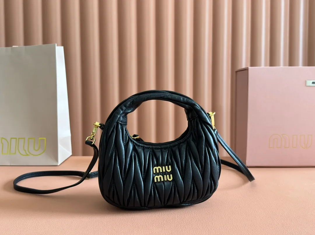 p1460💋💋💋 Equipped with a full set of packaging at the counter [Special grade hardware original leather] Wander Matelasse sheepskin Hobo mini handbag/crossbody bag ~ The black sheepskin Wander handbag has become one of the classic accessories. This mini handbag is made of Matalasse sheep leather, using exquisite craftsmanship to create a three-dimensional effect, showing exquisite elegance. Presenting the Hobo bag style, blending retro style and modern elegance, it has become a new synonym for modern femininity. ～Golden hardware ～Zipper closure ～Metal lettering logo on the front ～Cotton satin lining Size: W17.5×H14×D5.5cm Number: 5BP156