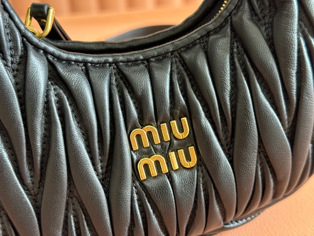 p1460💋💋💋 Equipped with a full set of packaging at the counter [Special grade hardware original leather] Wander Matelasse sheepskin Hobo mini handbag/crossbody bag ~ The black sheepskin Wander handbag has become one of the classic accessories. This mini handbag is made of Matalasse sheep leather, using exquisite craftsmanship to create a three-dimensional effect, showing exquisite elegance. Presenting the Hobo bag style, blending retro style and modern elegance, it has become a new synonym for modern femininity. ～Golden hardware ～Zipper closure ～Metal lettering logo on the front ～Cotton satin lining Size: W17.5×H14×D5.5cm Number: 5BP156