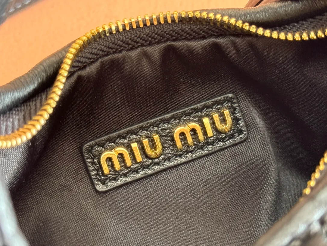 p1460💋💋💋 Equipped with a full set of packaging at the counter [Special grade hardware original leather] Wander Matelasse sheepskin Hobo mini handbag/crossbody bag ~ The black sheepskin Wander handbag has become one of the classic accessories. This mini handbag is made of Matalasse sheep leather, using exquisite craftsmanship to create a three-dimensional effect, showing exquisite elegance. Presenting the Hobo bag style, blending retro style and modern elegance, it has become a new synonym for modern femininity. ～Golden hardware ～Zipper closure ～Metal lettering logo on the front ～Cotton satin lining Size: W17.5×H14×D5.5cm Number: 5BP156