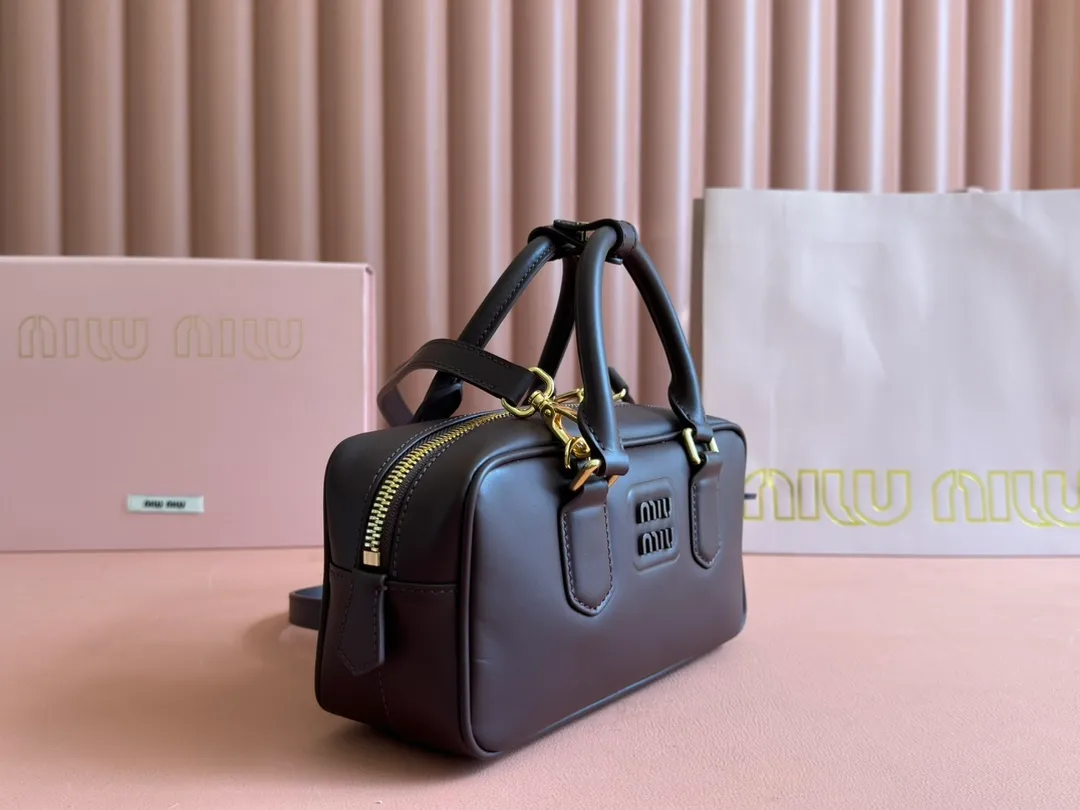 p1640💋💋💋【Full set of packaging at the counter】MIU MIU Miu Miu Caramel Bowling Upper Body Effect! Miu Miu Women's Arcadia Cowhide Handbag Crossbody Bag👝Lightly padded design makes the handbag look fuller, showing a cosmopolitan style. The letter logo, which echoes the finish of the metal hardware, straddles the line between function and decoration, giving this handbag a unique aesthetic and classic feel. Size: 22✖️10.5✖️7.5cm Style number: 5bb142 Heather color