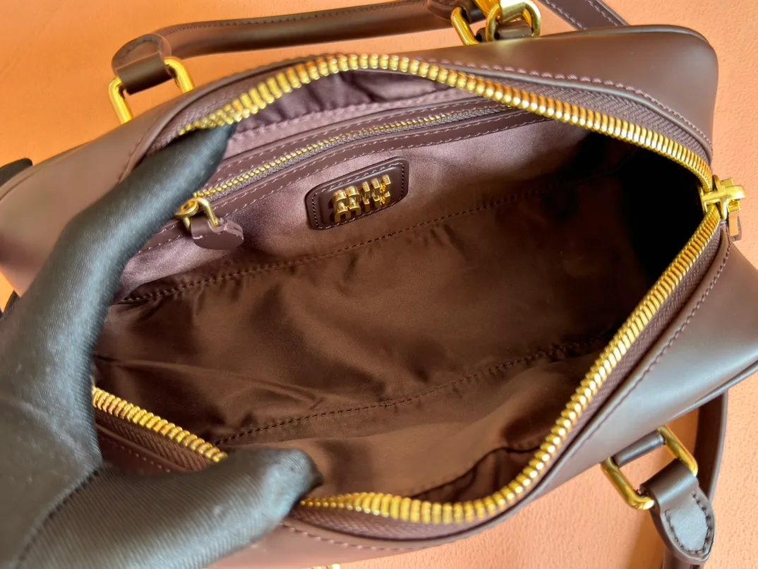 p1640💋💋💋【Full set of packaging at the counter】MIU MIU Miu Miu Caramel Bowling Upper Body Effect! Miu Miu Women's Arcadia Cowhide Handbag Crossbody Bag👝Lightly padded design makes the handbag look fuller, showing a cosmopolitan style. The letter logo, which echoes the finish of the metal hardware, straddles the line between function and decoration, giving this handbag a unique aesthetic and classic feel. Size: 22✖️10.5✖️7.5cm Style number: 5bb142 Heather color