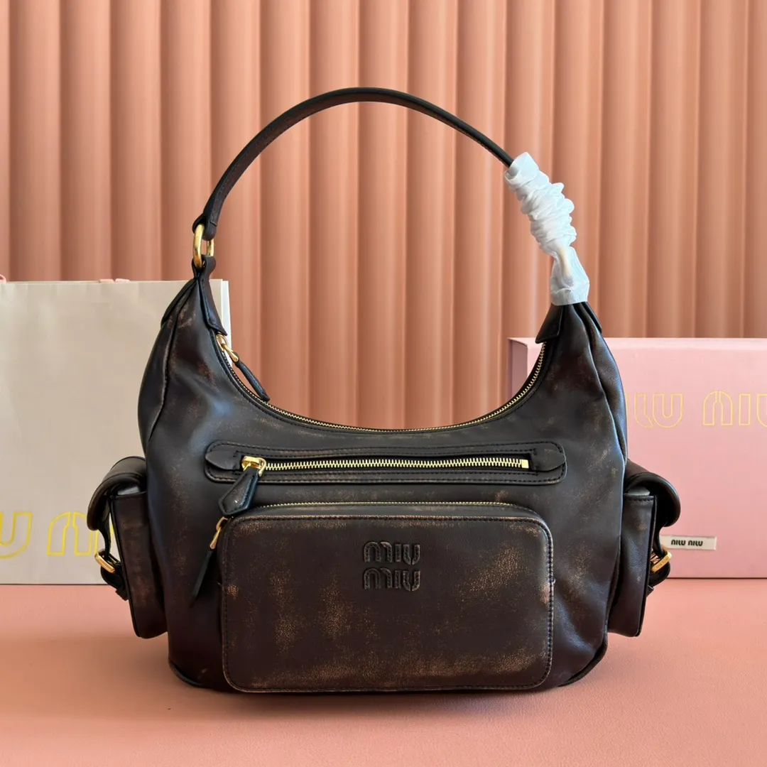 p2200💋💋💋【Full set of packaging at the counter】𝗠𝗶𝘂 𝗠𝗶𝘂 𝗣𝗼𝗰𝗸𝗲𝘁Motorcycle bag This MIU pocket bag is so big that even a rich family’s daughter is carrying it! Full leather inside and out, the leather is very soft and feels super good. The Tori zipper + three-dimensional pockets are retro and can be carried in one bag under the arm to unlock two ways of carrying it. Fashionable girls, please plant this motorcycle bag! Size: 38cm long (measured including the 2 side pockets, 33cm excluding it) Style number: 5BC189 vintage brown Dimensions: length 38×width 14×height 20cm