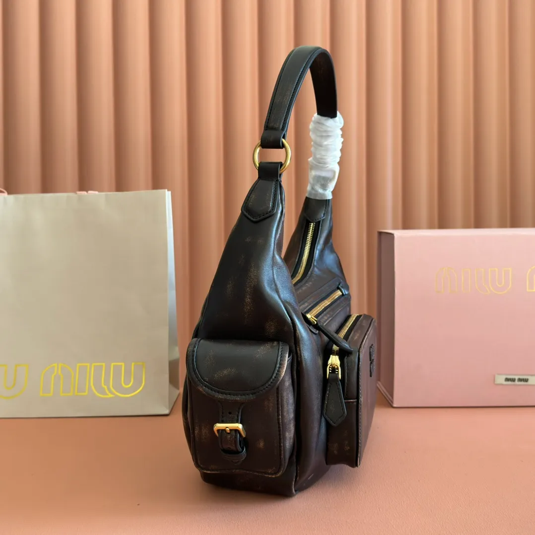 p2200💋💋💋【Full set of packaging at the counter】𝗠𝗶𝘂 𝗠𝗶𝘂 𝗣𝗼𝗰𝗸𝗲𝘁Motorcycle bag This MIU pocket bag is so big that even a rich family’s daughter is carrying it! Full leather inside and out, the leather is very soft and feels super good. The Tori zipper + three-dimensional pockets are retro and can be carried in one bag under the arm to unlock two ways of carrying it. Fashionable girls, please plant this motorcycle bag! Size: 38cm long (measured including the 2 side pockets, 33cm excluding it) Style number: 5BC189 vintage brown Dimensions: length 38×width 14×height 20cm