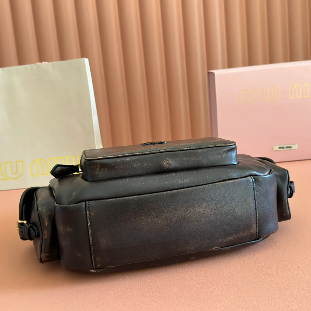 p2200💋💋💋【Full set of packaging at the counter】𝗠𝗶𝘂 𝗠𝗶𝘂 𝗣𝗼𝗰𝗸𝗲𝘁Motorcycle bag This MIU pocket bag is so big that even a rich family’s daughter is carrying it! Full leather inside and out, the leather is very soft and feels super good. The Tori zipper + three-dimensional pockets are retro and can be carried in one bag under the arm to unlock two ways of carrying it. Fashionable girls, please plant this motorcycle bag! Size: 38cm long (measured including the 2 side pockets, 33cm excluding it) Style number: 5BC189 vintage brown Dimensions: length 38×width 14×height 20cm