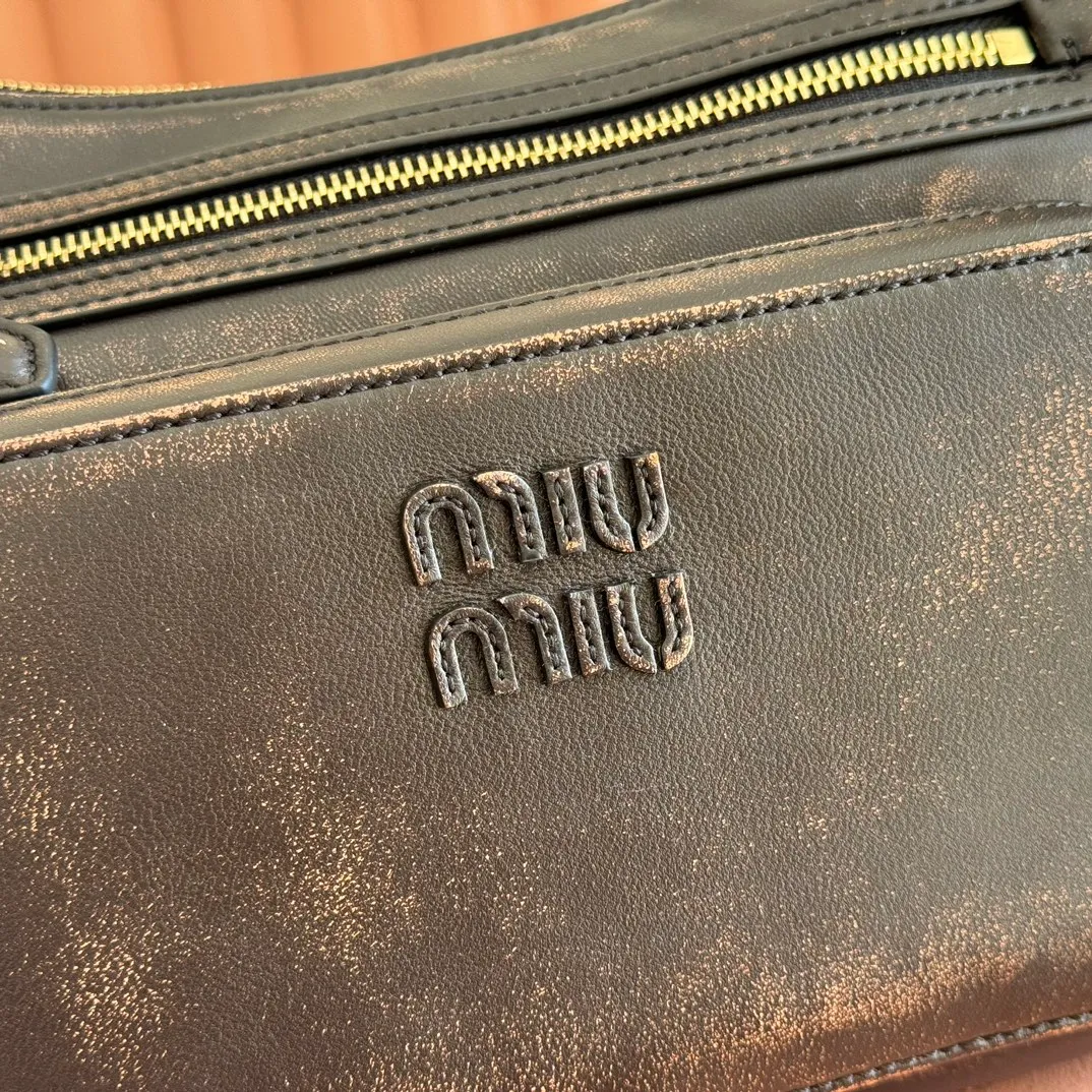 p2200💋💋💋【Full set of packaging at the counter】𝗠𝗶𝘂 𝗠𝗶𝘂 𝗣𝗼𝗰𝗸𝗲𝘁Motorcycle bag This MIU pocket bag is so big that even a rich family’s daughter is carrying it! Full leather inside and out, the leather is very soft and feels super good. The Tori zipper + three-dimensional pockets are retro and can be carried in one bag under the arm to unlock two ways of carrying it. Fashionable girls, please plant this motorcycle bag! Size: 38cm long (measured including the 2 side pockets, 33cm excluding it) Style number: 5BC189 vintage brown Dimensions: length 38×width 14×height 20cm