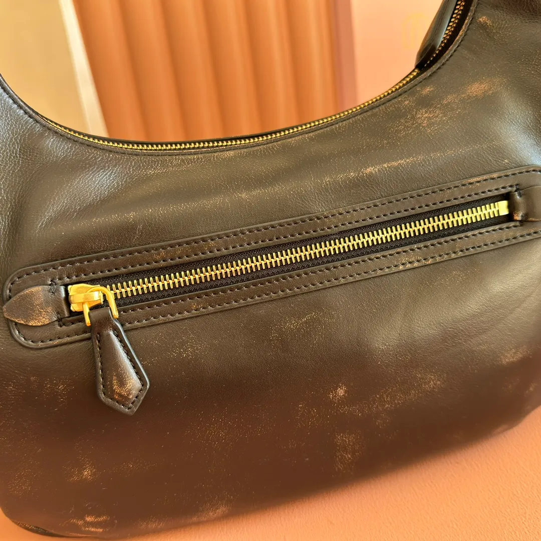 p2200💋💋💋【Full set of packaging at the counter】𝗠𝗶𝘂 𝗠𝗶𝘂 𝗣𝗼𝗰𝗸𝗲𝘁Motorcycle bag This MIU pocket bag is so big that even a rich family’s daughter is carrying it! Full leather inside and out, the leather is very soft and feels super good. The Tori zipper + three-dimensional pockets are retro and can be carried in one bag under the arm to unlock two ways of carrying it. Fashionable girls, please plant this motorcycle bag! Size: 38cm long (measured including the 2 side pockets, 33cm excluding it) Style number: 5BC189 vintage brown Dimensions: length 38×width 14×height 20cm