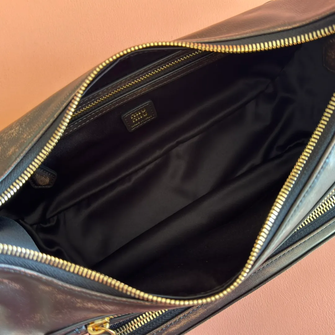 p2200💋💋💋【Full set of packaging at the counter】𝗠𝗶𝘂 𝗠𝗶𝘂 𝗣𝗼𝗰𝗸𝗲𝘁Motorcycle bag This MIU pocket bag is so big that even a rich family’s daughter is carrying it! Full leather inside and out, the leather is very soft and feels super good. The Tori zipper + three-dimensional pockets are retro and can be carried in one bag under the arm to unlock two ways of carrying it. Fashionable girls, please plant this motorcycle bag! Size: 38cm long (measured including the 2 side pockets, 33cm excluding it) Style number: 5BC189 vintage brown Dimensions: length 38×width 14×height 20cm