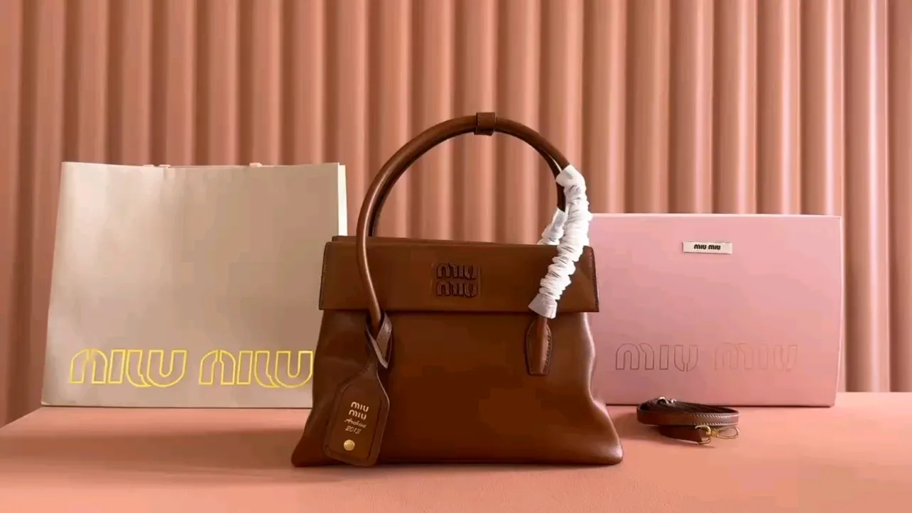 💋💋💋【Full package with counter】Glossy cow leather Solitaire medium handbag 5ba302