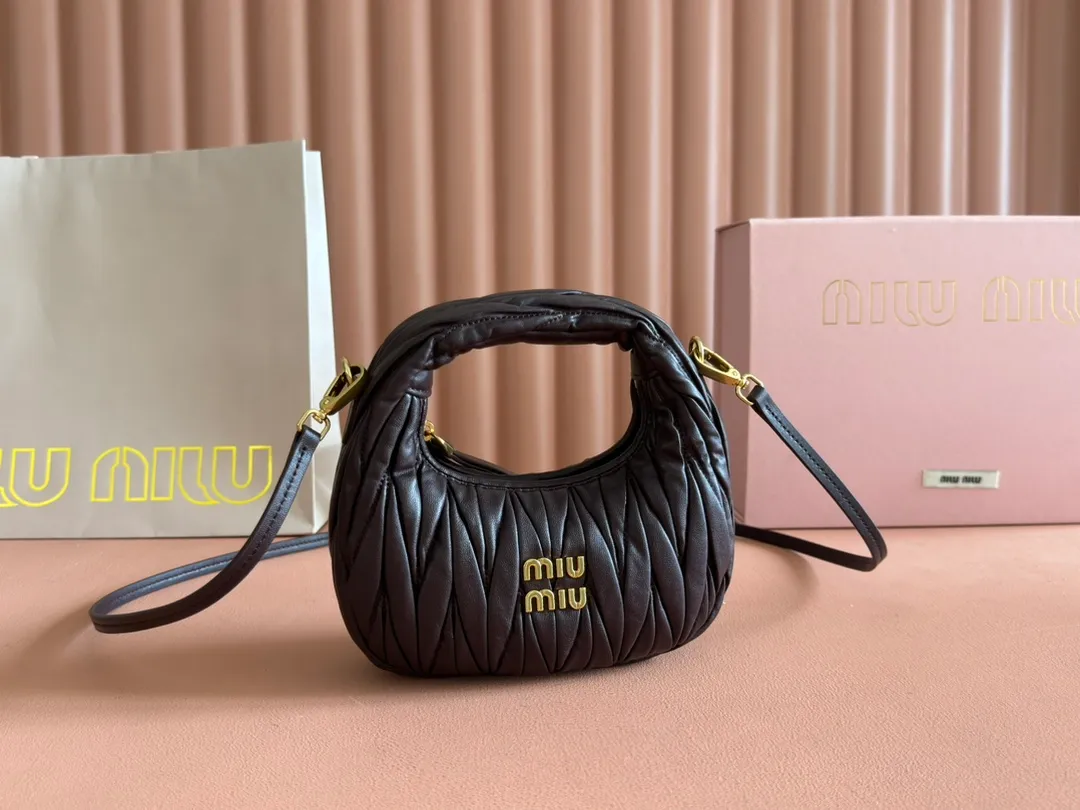 p1460💋💋💋 Equipped with a full set of packaging at the counter [Special grade hardware original leather] Wander Matelasse sheepskin Hobo mini handbag/crossbody bag ~ The red sheepskin Wander handbag has become one of the classic accessories. This mini handbag is made of Matalasse sheep leather, using exquisite craftsmanship to create a three-dimensional effect, showing exquisite elegance. Presenting the Hobo bag style, blending retro style and modern elegance, it has become a new synonym for modern femininity. ～Golden hardware ～Zipper closure ～Metal lettering logo on the front ～Cotton satin lining Size: W17.5×H14×D5.5cm Number: 5BP156