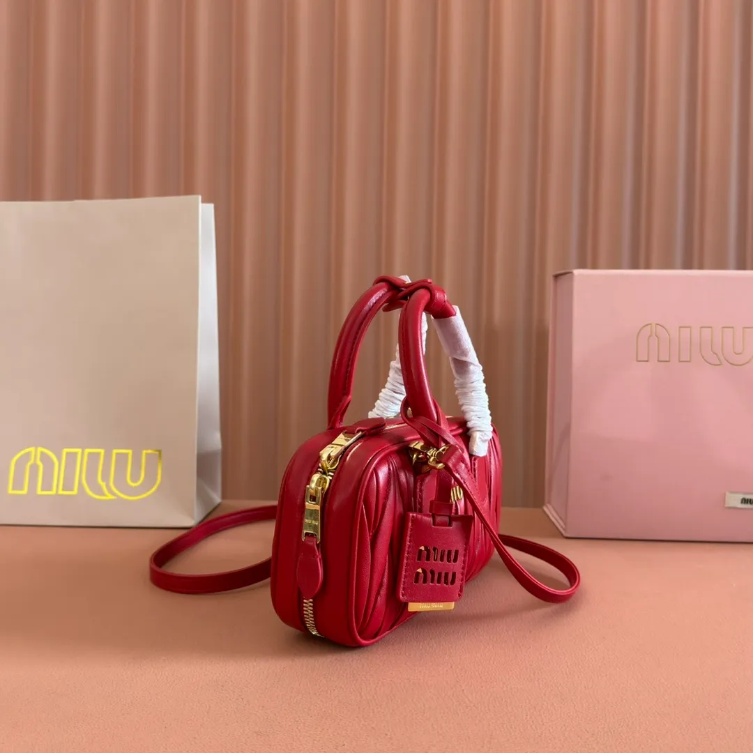 p1640💋💋💋【Equipment with counter full set of packaging, premium hardware and original leather】Arcadie sheepskin mini (19cm) bowling handbag/crossbody bag ~ This Arcadic handbag demonstrates the unique concept that fashion is a tool that reflects reality and translates it into material form. The letter logo that complements the finish of the metal hardware accessories is exquisitely crafted and demonstrates a highly recognizable classic style. Dynamic and elegant lines with adjustable and detachable shoulder straps present a practical and versatile design with modern charm. ～Detachable and adjustable shoulder strap ～Zipper closure ～Painted metal letter logo on front ～Lined patch pocket Size: W19×H10×D5cm Number: _5BP176