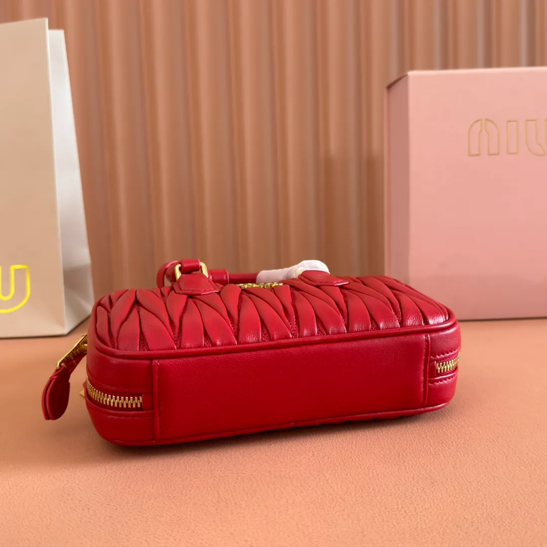 p1640💋💋💋【Equipment with counter full set of packaging, premium hardware and original leather】Arcadie sheepskin mini (19cm) bowling handbag/crossbody bag ~ This Arcadic handbag demonstrates the unique concept that fashion is a tool that reflects reality and translates it into material form. The letter logo that complements the finish of the metal hardware accessories is exquisitely crafted and demonstrates a highly recognizable classic style. Dynamic and elegant lines with adjustable and detachable shoulder straps present a practical and versatile design with modern charm. ～Detachable and adjustable shoulder strap ～Zipper closure ～Painted metal letter logo on front ～Lined patch pocket Size: W19×H10×D5cm Number: _5BP176