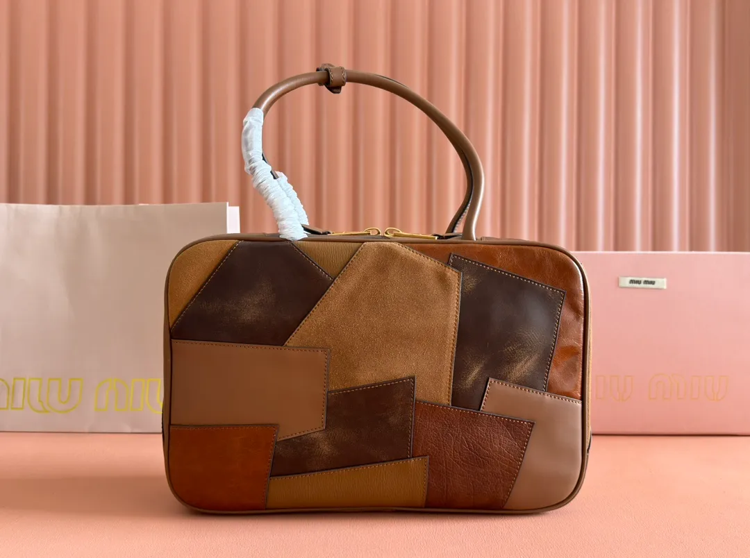 p2160💋💋💋【Full set of packaging in the counter with original leather】Beau cow leather and sheep leather patchwork handbag/shoulder bag ~ brown patchwork [New version briefcase] This Beau handbag presents a slight retro style, while showing modern personality through patches. Fine details like gold-plated hardware stand out, and an embossed monogram logo adds a classic feel. Size: W34×H23×D10cm No._5BB117