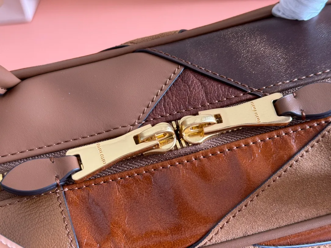 p2160💋💋💋【Full set of packaging in the counter with original leather】Beau cow leather and sheep leather patchwork handbag/shoulder bag ~ brown patchwork [New version briefcase] This Beau handbag presents a slight retro style, while showing modern personality through patches. Fine details like gold-plated hardware stand out, and an embossed monogram logo adds a classic feel. Size: W34×H23×D10cm No._5BB117