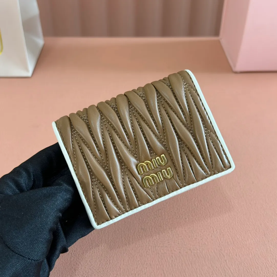 p460. 💋💋💋【Full set of packaging at the counter】🔥 MM latest version pocket wallet💗pocket wallet💗New small wallet at the counter🔥Model: 5MV204 caramel with white🆕🆕💃💃It is made of imported top-grade sheepskin inside and outside🐮💞Hundred-yuan bills, bank cards, coins, and change can all be collected in it💅💅Size: 11.5 X8 cm.