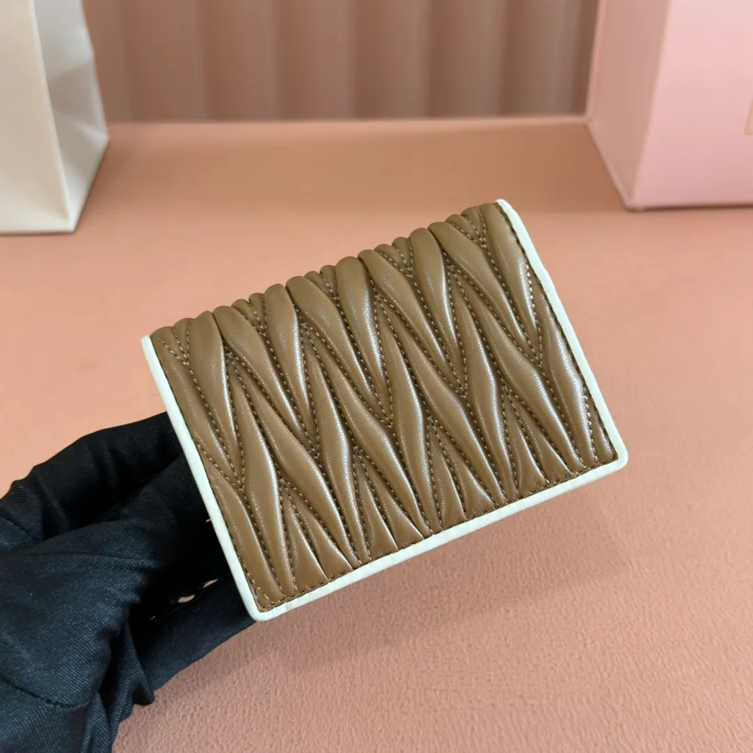 p460. 💋💋💋【Full set of packaging at the counter】🔥 MM latest version pocket wallet💗pocket wallet💗New small wallet at the counter🔥Model: 5MV204 caramel with white🆕🆕💃💃It is made of imported top-grade sheepskin inside and outside🐮💞Hundred-yuan bills, bank cards, coins, and change can all be collected in it💅💅Size: 11.5 X8 cm.