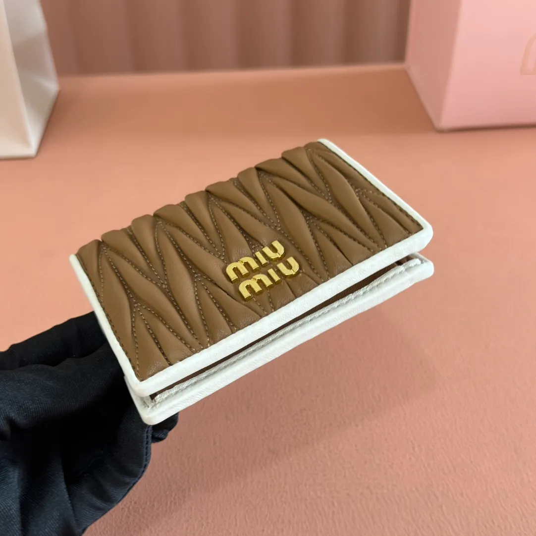 p460. 💋💋💋【Full set of packaging at the counter】🔥 MM latest version pocket wallet💗pocket wallet💗New small wallet at the counter🔥Model: 5MV204 caramel with white🆕🆕💃💃It is made of imported top-grade sheepskin inside and outside🐮💞Hundred-yuan bills, bank cards, coins, and change can all be collected in it💅💅Size: 11.5 X8 cm.