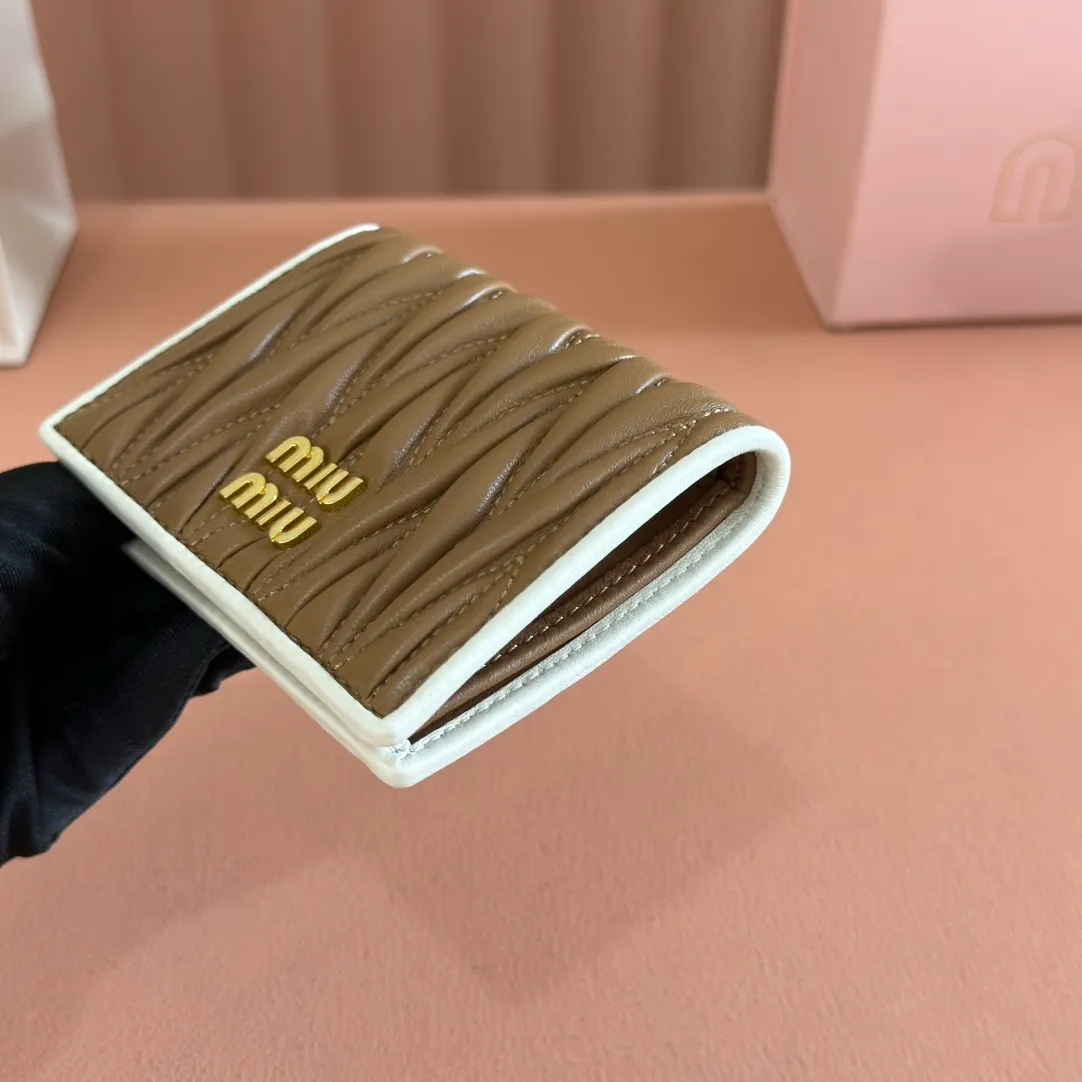 p460. 💋💋💋【Full set of packaging at the counter】🔥 MM latest version pocket wallet💗pocket wallet💗New small wallet at the counter🔥Model: 5MV204 caramel with white🆕🆕💃💃It is made of imported top-grade sheepskin inside and outside🐮💞Hundred-yuan bills, bank cards, coins, and change can all be collected in it💅💅Size: 11.5 X8 cm.