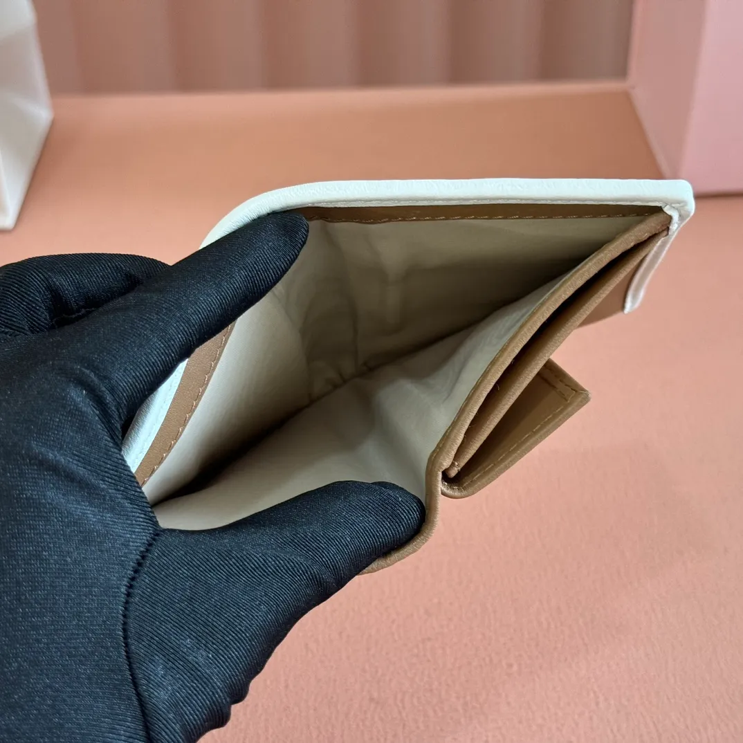 p460. 💋💋💋【Full set of packaging at the counter】🔥 MM latest version pocket wallet💗pocket wallet💗New small wallet at the counter🔥Model: 5MV204 caramel with white🆕🆕💃💃It is made of imported top-grade sheepskin inside and outside🐮💞Hundred-yuan bills, bank cards, coins, and change can all be collected in it💅💅Size: 11.5 X8 cm.