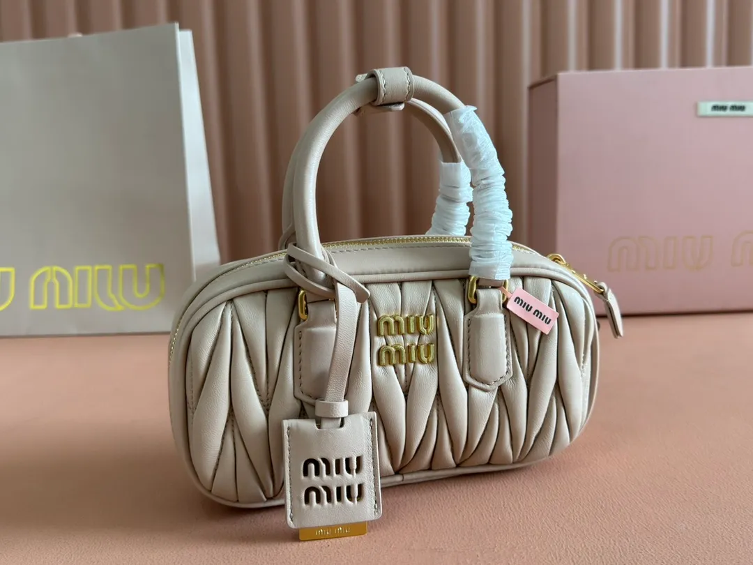 p1640💋💋💋【Equipment with counter full set of packaging, premium hardware and original leather】Arcadie sheepskin mini (19cm) bowling handbag/crossbody bag ~ This Arcadic handbag demonstrates the unique concept that fashion is a tool that reflects reality and translates it into material form. The letter logo that complements the finish of the metal hardware accessories is exquisitely crafted and demonstrates a highly recognizable classic style. Dynamic and elegant lines with adjustable and detachable shoulder straps present a practical and versatile design with modern charm. ～Detachable and adjustable shoulder strap ～Zipper closure ～Painted metal letter logo on front ～Lined patch pocket Size: W19×H10×D5cm Number: _5BP176