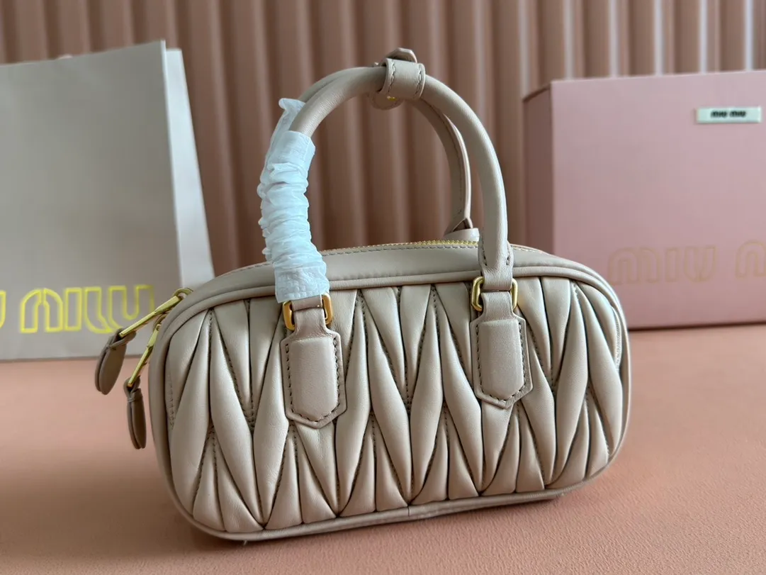 p1640💋💋💋【Equipment with counter full set of packaging, premium hardware and original leather】Arcadie sheepskin mini (19cm) bowling handbag/crossbody bag ~ This Arcadic handbag demonstrates the unique concept that fashion is a tool that reflects reality and translates it into material form. The letter logo that complements the finish of the metal hardware accessories is exquisitely crafted and demonstrates a highly recognizable classic style. Dynamic and elegant lines with adjustable and detachable shoulder straps present a practical and versatile design with modern charm. ～Detachable and adjustable shoulder strap ～Zipper closure ～Painted metal letter logo on front ～Lined patch pocket Size: W19×H10×D5cm Number: _5BP176