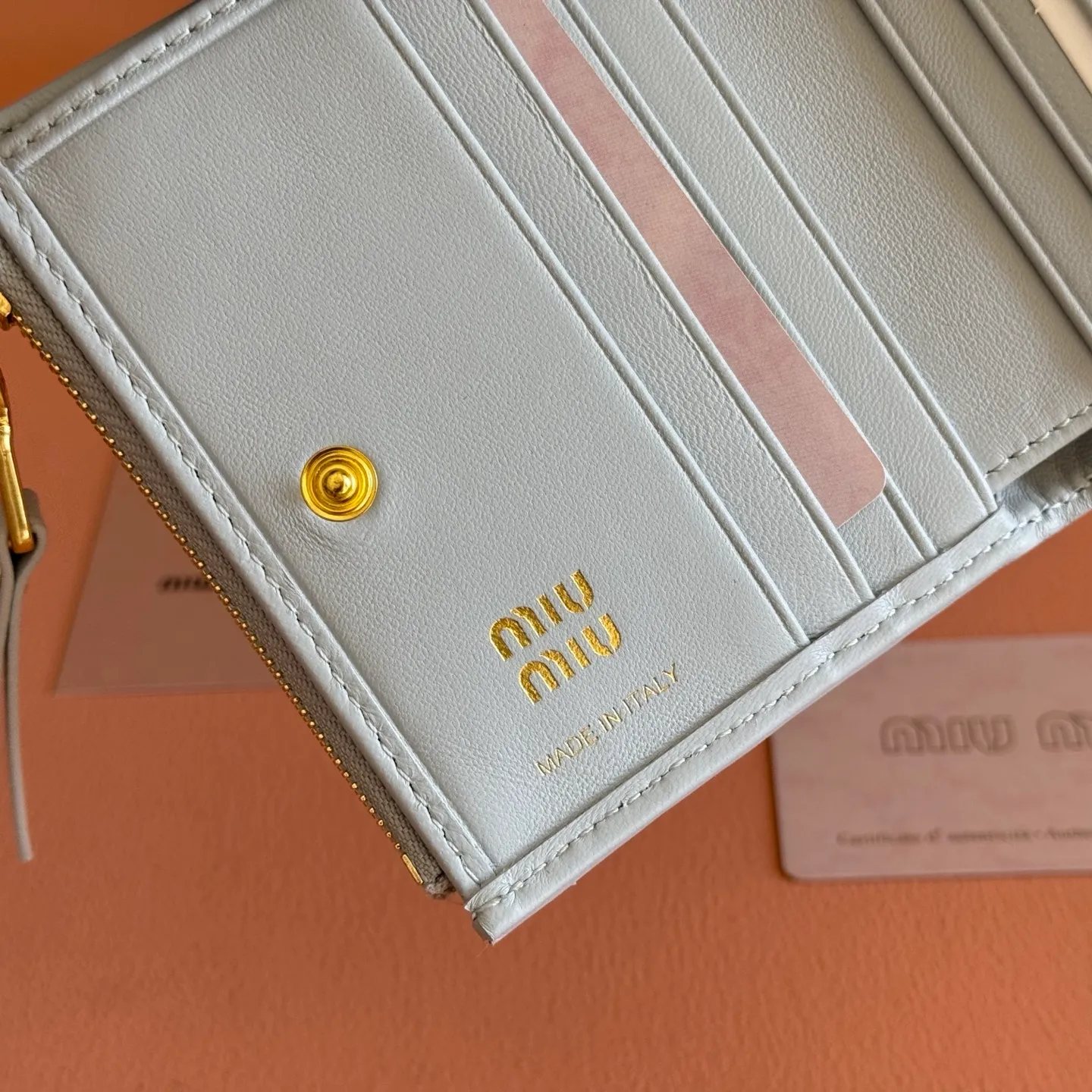 p540💋💋💋[Original configuration counter complete package] New version of the two-fold small wallet pocket wallet counter new small wallet 🔥 Model: 5MV017 is made of imported top-grade sheepskin inside and outside, with multiple card slots on both sides, double zipper compartment design on both sides, larger capacity, internal pressure 198A hundred-yuan notes, bank cards, coins, and change can be collected in it, highly practical, size: 11.5 X8 cm
