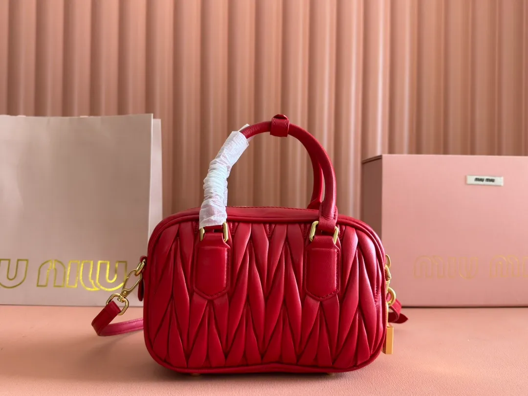 p1800💋💋💋 [Equipped with full set of packaging at the counter, premium hardware and original leather] Arcadie Matelasse sheepskin small (19cm) bowling handbag/crossbody bag ~ red sheepskin This handbag uses Matelasse technology, and the three-dimensional texture and exquisite texture bring a new interpretation to the classic silhouette. The front letter logo cleverly echoes the metal hardware, and the exquisite workmanship is outstanding, highlighting a highly recognizable classic style. Dynamic and elegant lines with adjustable and detachable shoulder straps present a practical and versatile design with modern charm. ～Detachable and adjustable shoulder strap ～Zipper closure ～Lined with 2 patch pockets ～With foot studs Size: W19×H13×D6cm No.: 5BB123