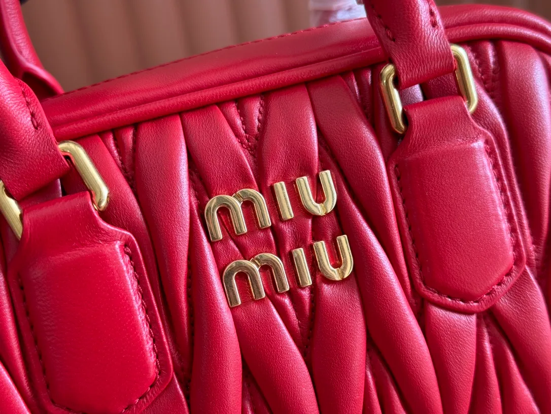 p1800💋💋💋 [Equipped with full set of packaging at the counter, premium hardware and original leather] Arcadie Matelasse sheepskin small (19cm) bowling handbag/crossbody bag ~ red sheepskin This handbag uses Matelasse technology, and the three-dimensional texture and exquisite texture bring a new interpretation to the classic silhouette. The front letter logo cleverly echoes the metal hardware, and the exquisite workmanship is outstanding, highlighting a highly recognizable classic style. Dynamic and elegant lines with adjustable and detachable shoulder straps present a practical and versatile design with modern charm. ～Detachable and adjustable shoulder strap ～Zipper closure ～Lined with 2 patch pockets ～With foot studs Size: W19×H13×D6cm No.: 5BB123