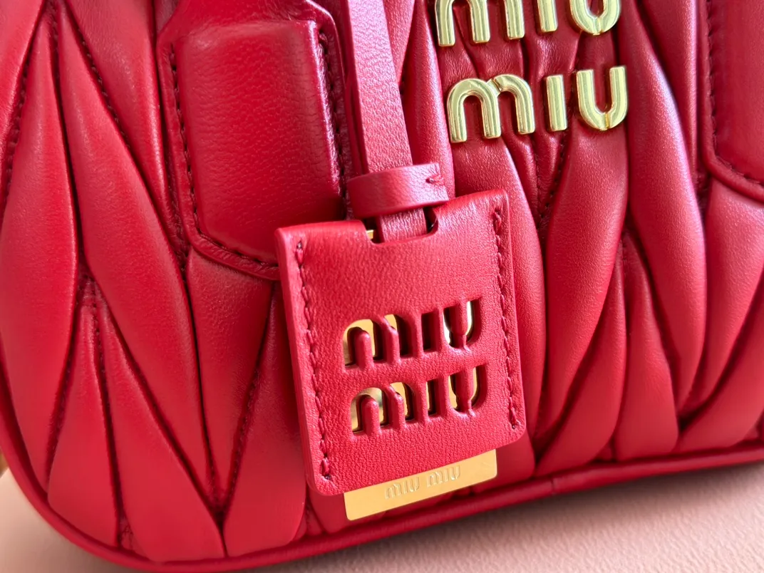 p1800💋💋💋 [Equipped with full set of packaging at the counter, premium hardware and original leather] Arcadie Matelasse sheepskin small (19cm) bowling handbag/crossbody bag ~ red sheepskin This handbag uses Matelasse technology, and the three-dimensional texture and exquisite texture bring a new interpretation to the classic silhouette. The front letter logo cleverly echoes the metal hardware, and the exquisite workmanship is outstanding, highlighting a highly recognizable classic style. Dynamic and elegant lines with adjustable and detachable shoulder straps present a practical and versatile design with modern charm. ～Detachable and adjustable shoulder strap ～Zipper closure ～Lined with 2 patch pockets ～With foot studs Size: W19×H13×D6cm No.: 5BB123