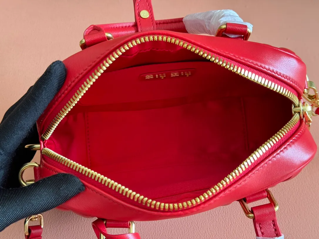 p1800💋💋💋 [Equipped with full set of packaging at the counter, premium hardware and original leather] Arcadie Matelasse sheepskin small (19cm) bowling handbag/crossbody bag ~ red sheepskin This handbag uses Matelasse technology, and the three-dimensional texture and exquisite texture bring a new interpretation to the classic silhouette. The front letter logo cleverly echoes the metal hardware, and the exquisite workmanship is outstanding, highlighting a highly recognizable classic style. Dynamic and elegant lines with adjustable and detachable shoulder straps present a practical and versatile design with modern charm. ～Detachable and adjustable shoulder strap ～Zipper closure ～Lined with 2 patch pockets ～With foot studs Size: W19×H13×D6cm No.: 5BB123