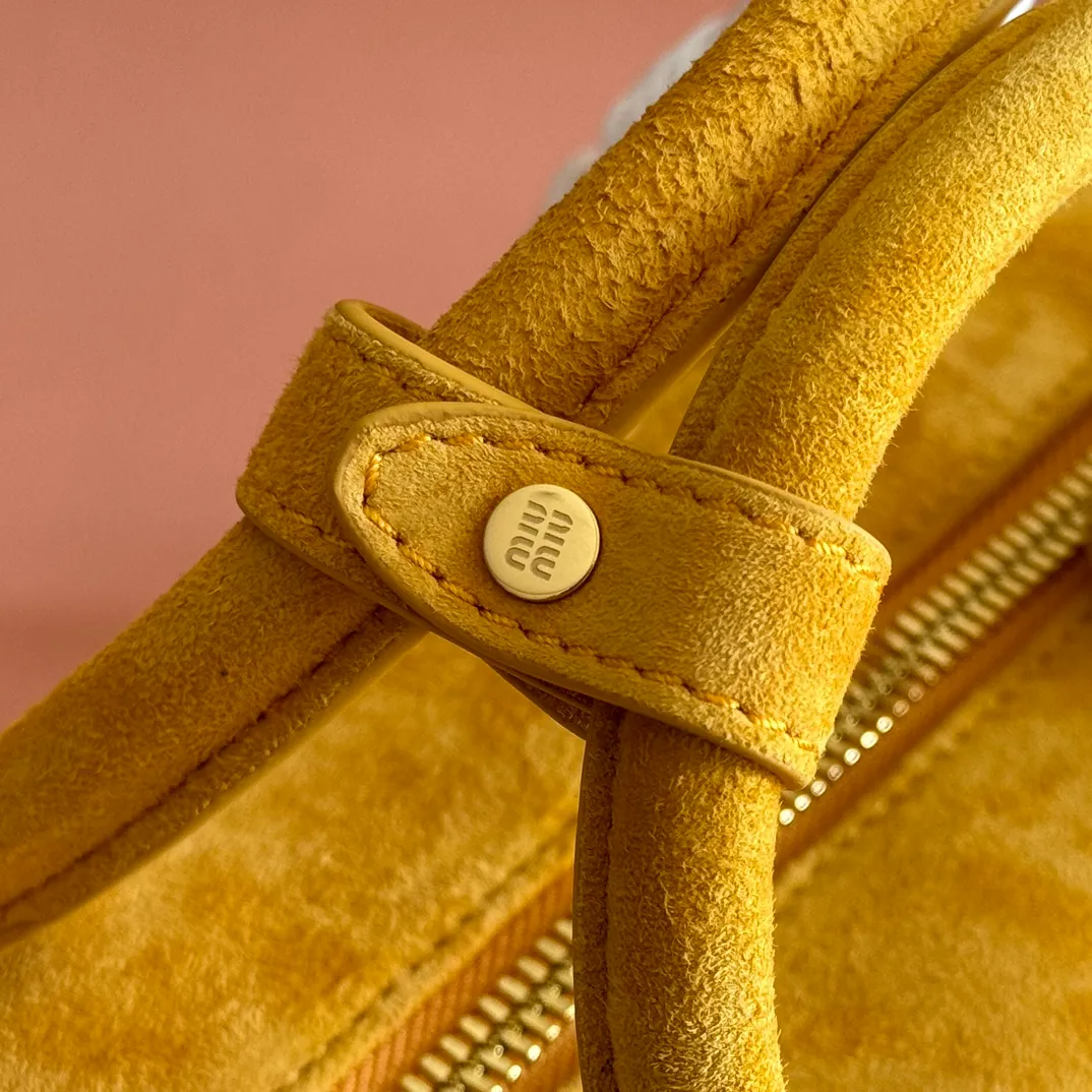 💋💋💋p1800【Premium hardware original leather】Arcadie nubuck leather medium (27cm) bowling handbag/crossbody bag~ This Arcadic handbag demonstrates the unique concept that instant fashion is a tool that translates the reflection of reality into material form. The letter logo that complements the finish of the metal hardware accessories is exquisitely crafted and demonstrates a highly recognizable classic style. Dynamic and elegant lines with adjustable and detachable shoulder straps present a practical and versatile design with modern charm. ～Detachable and adjustable shoulder strap ～Zipper closure ～Painted metal letter logo on the front ～Lined with zippered pocket ～Comes with foot studs Size: W27×H12×D9cm No.: 5BB148