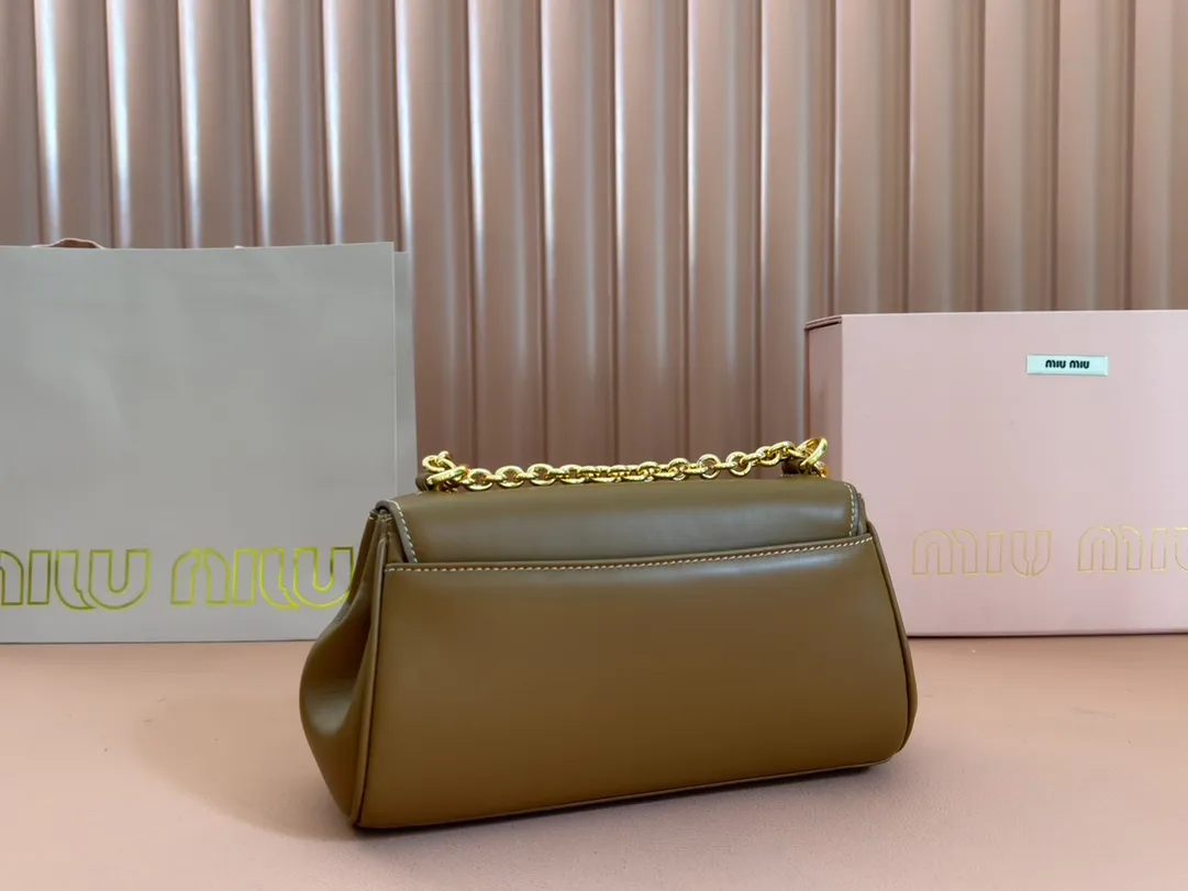 p1800💋💋💋【Original leather configuration counter packaging】MiuM's new baguette bag, this shoulder bag continues the classic design, using lightweight padded leather design, unique, top-grade calfskin material, with elegant front flap and adjustable metal shoulder straps, various styles, exquisite and elegant, casual and lazy, daily casual, work and commuting, looks good no matter what. Model: 5bd266. Size: 24X13.5X9cm