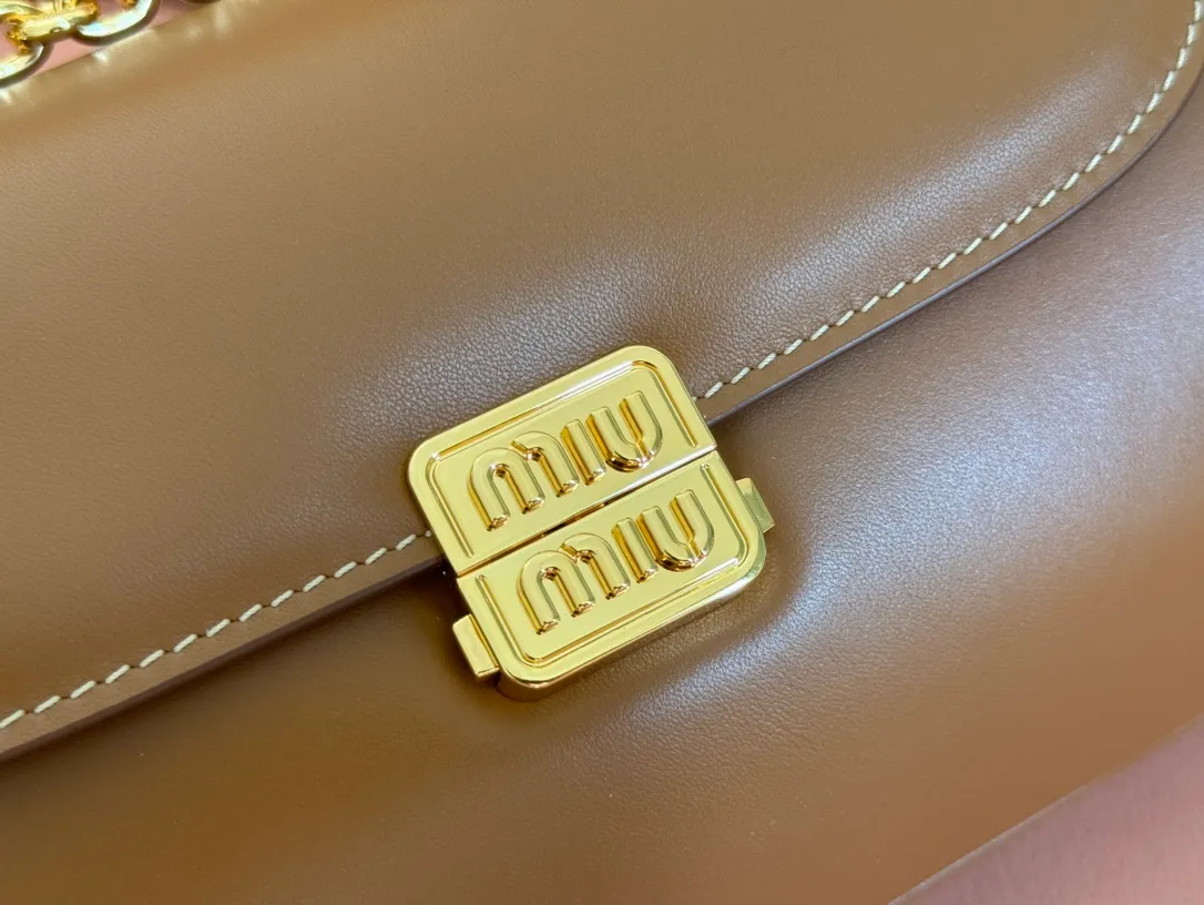 p1800💋💋💋【Original leather configuration counter packaging】MiuM's new baguette bag, this shoulder bag continues the classic design, using lightweight padded leather design, unique, top-grade calfskin material, with elegant front flap and adjustable metal shoulder straps, various styles, exquisite and elegant, casual and lazy, daily casual, work and commuting, looks good no matter what. Model: 5bd266. Size: 24X13.5X9cm