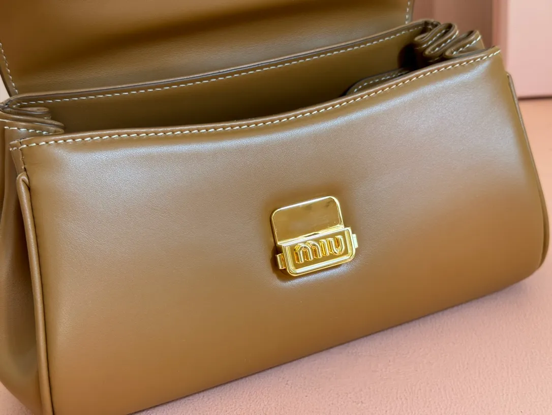 p1800💋💋💋【Original leather configuration counter packaging】MiuM's new baguette bag, this shoulder bag continues the classic design, using lightweight padded leather design, unique, top-grade calfskin material, with elegant front flap and adjustable metal shoulder straps, various styles, exquisite and elegant, casual and lazy, daily casual, work and commuting, looks good no matter what. Model: 5bd266. Size: 24X13.5X9cm