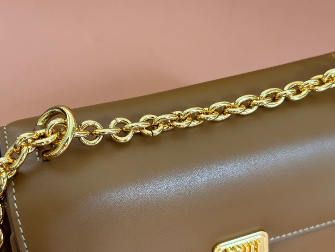 p1800💋💋💋【Original leather configuration counter packaging】MiuM's new baguette bag, this shoulder bag continues the classic design, using lightweight padded leather design, unique, top-grade calfskin material, with elegant front flap and adjustable metal shoulder straps, various styles, exquisite and elegant, casual and lazy, daily casual, work and commuting, looks good no matter what. Model: 5bd266. Size: 24X13.5X9cm