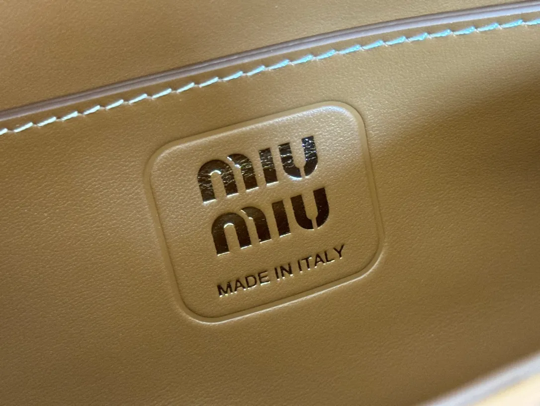 p1800💋💋💋【Original leather configuration counter packaging】MiuM's new baguette bag, this shoulder bag continues the classic design, using lightweight padded leather design, unique, top-grade calfskin material, with elegant front flap and adjustable metal shoulder straps, various styles, exquisite and elegant, casual and lazy, daily casual, work and commuting, looks good no matter what. Model: 5bd266. Size: 24X13.5X9cm