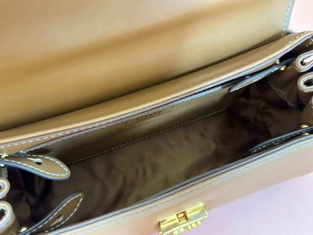p1800💋💋💋【Original leather configuration counter packaging】MiuM's new baguette bag, this shoulder bag continues the classic design, using lightweight padded leather design, unique, top-grade calfskin material, with elegant front flap and adjustable metal shoulder straps, various styles, exquisite and elegant, casual and lazy, daily casual, work and commuting, looks good no matter what. Model: 5bd266. Size: 24X13.5X9cm
